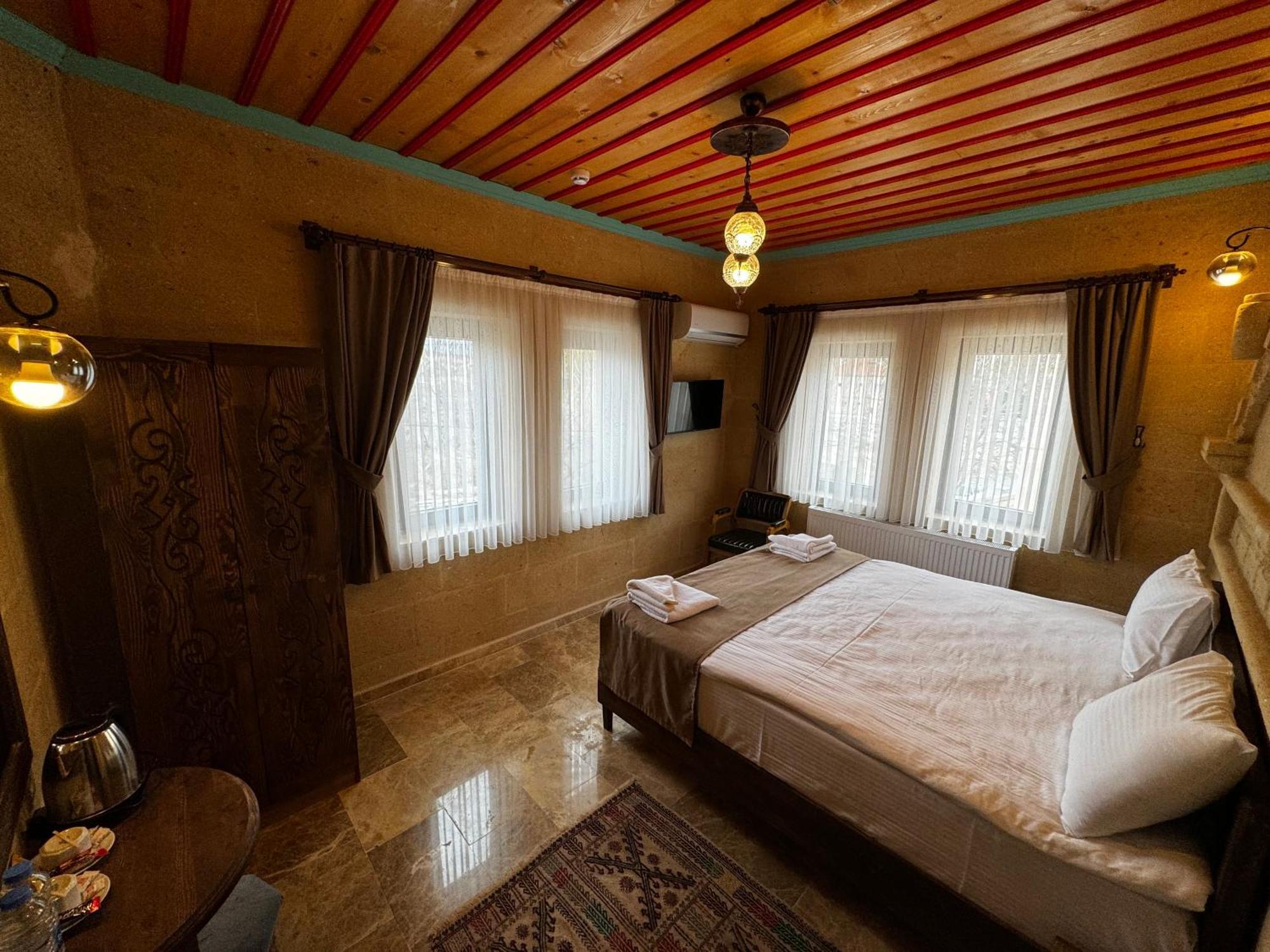 Rustic Caves Hotel *